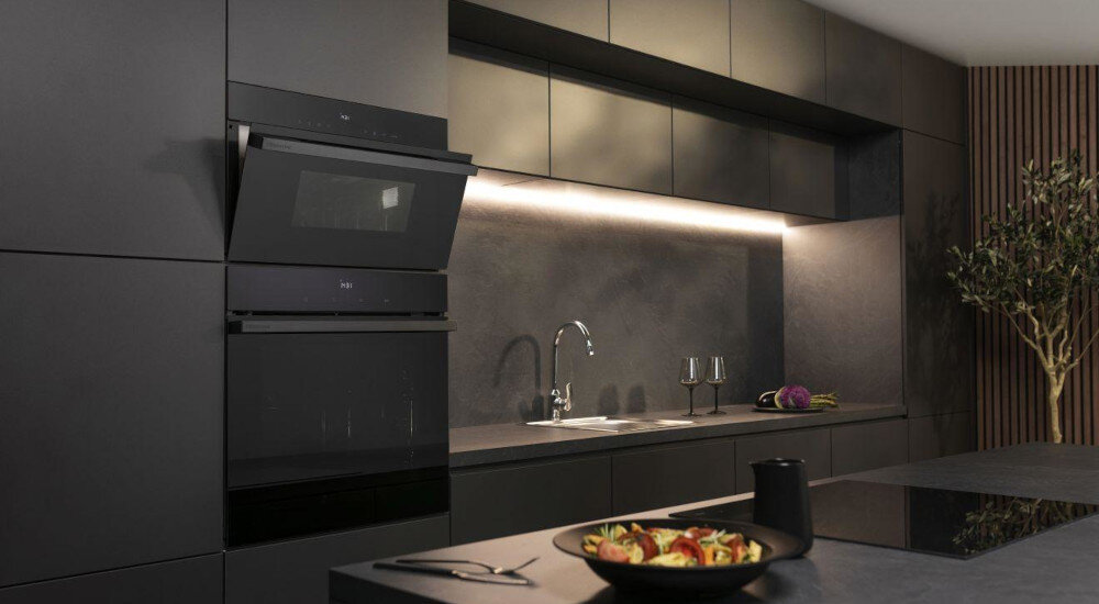 Kuchenka mikrofalowa HISENSE BIM334G64DBG taca obrotowa 360 równomierne rozprowadzanie ciepła podgrzewanie Demontowalne drzwiczki łatwy demontaż łatwe czyszczenie dbanie o czystość szybko bezproblemowo Szybki start 30 sekund Quick Start podgrzewanie jedno dotknięcie programy automatyczne Pizza Popcorn mięso ryby 7 funkcji dedykowane przekąski gotowanie blokada dzieci zabezpieczenie ochrona zablokowanie przyciski panel dwa w jednym GrillCombo połączenie grilla i mikrofal równomierne gotowanie mięso ryby