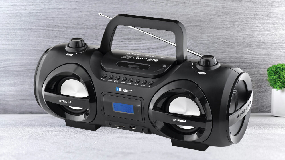 Radioodtwarzacz HYUNDAI TRC985BT - Radio z odtwarzaczem CD i modułem Bluetooth, radioodtarzacz po skosie w pomieszczeniu