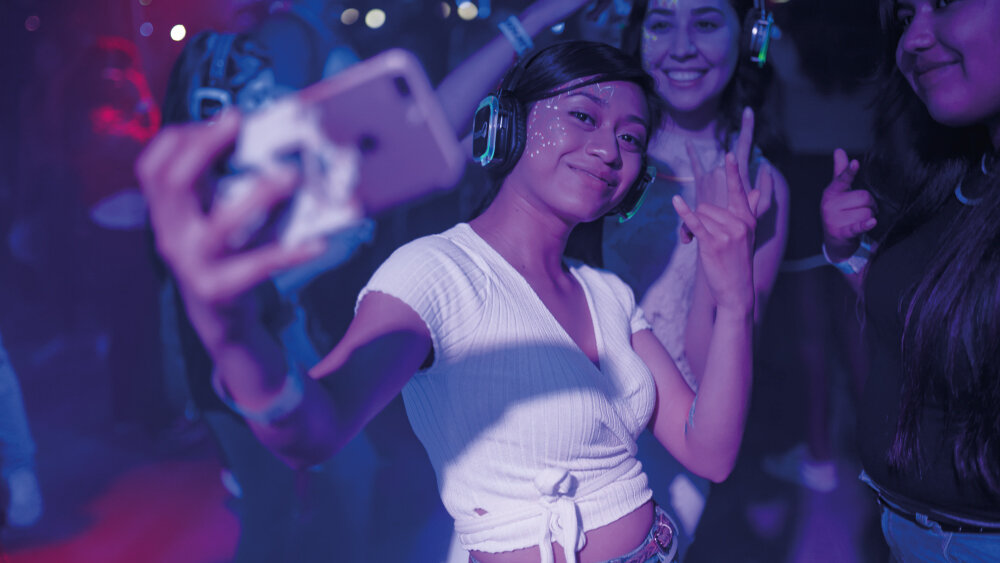 Radioodtwarzacz HYUNDAI TRC985BT - Radioodtwarzacz FM odtwarzanie MP3 wejście na słuchawki, kompaktowy, przenośny, osoba trzsymająca telefon w ręku, robioąca selfie