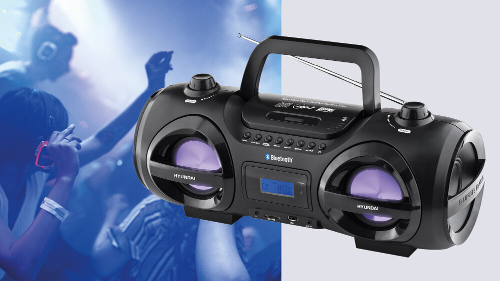 Radioodtwarzacz HYUNDAI TRC985BT - Dynamiczne podświetlenie typu disco, kolorowe światła, radioodtwarzacz po skosie na tle bawiących się ludzi