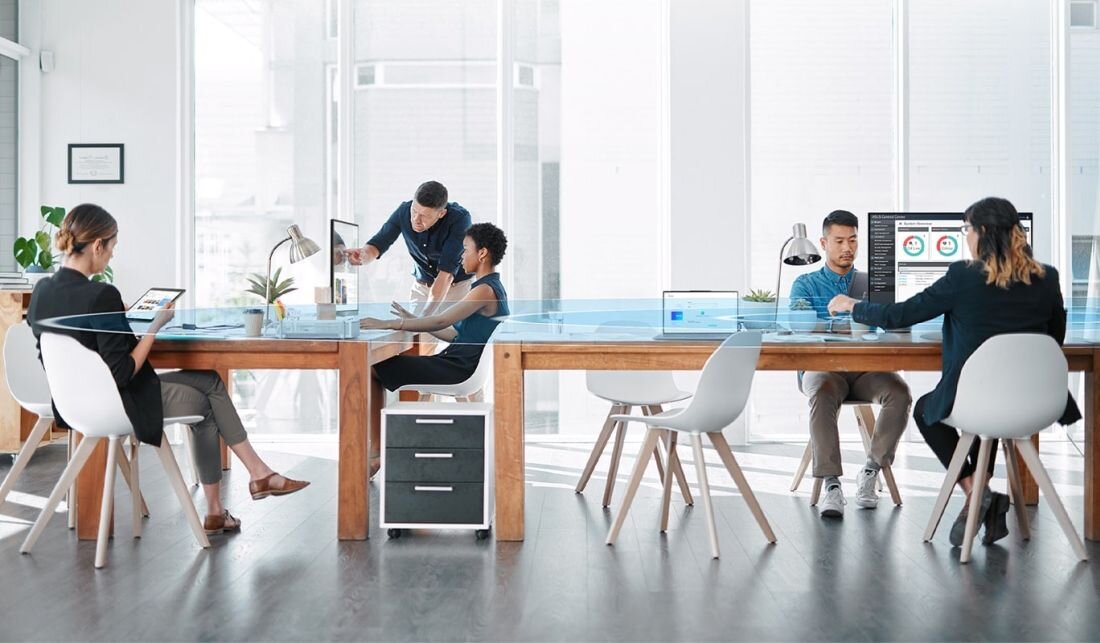 ASUS ExpertBook B1 w nowoczesnym open space biurze z zespołem profesjonalistów pracujących na laptopach, demonstrując sprawną transformację IT i współpracę w środowisku korporacyjnym - Sprawna transformacja IT 