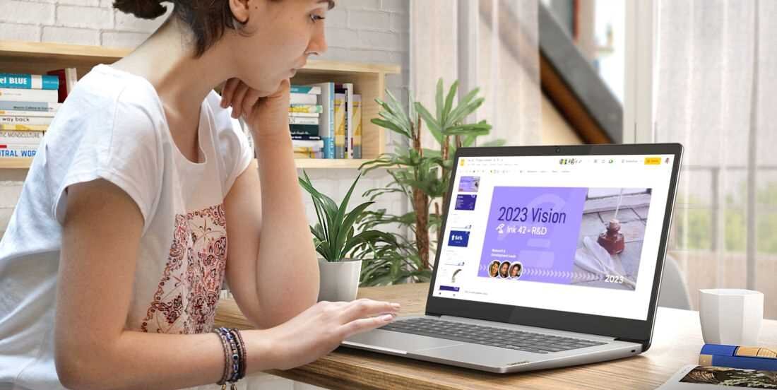 Kobieta siedzi przy biurku z laptopem, zajęta pisaniem lub przeglądaniem informacji. 