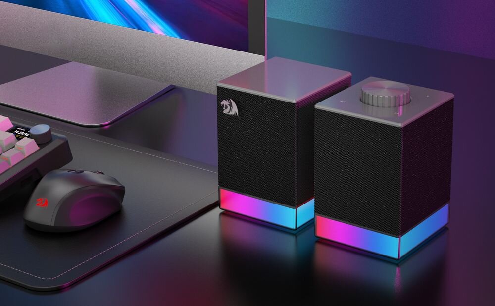 Głośniki REDRAGON Glyph GS517 podświetlenie RGB efekt świetlny stanowisko gamingowe biurko, głośniki stojące na biurku gamingowym obok monitora