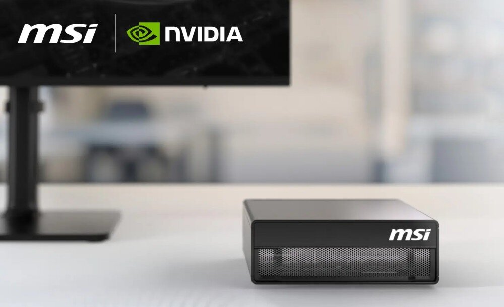 Komputer MSI EDGEXPERT-32SEU-BGB104TG5 Małe czarne urządzenie komputerowe z logo MSI stoi na biurku obok monitora, na ekranie widoczne logo MSI i NVIDIA, opis