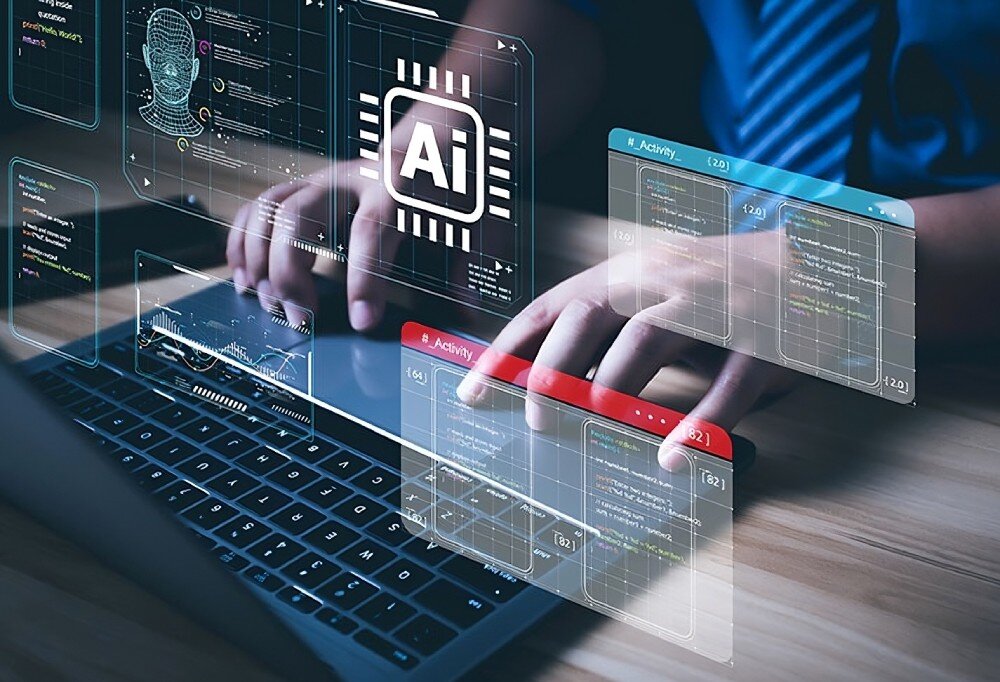 Komputer MSI EDGEXPERT-32SEU-BGB104TG5 Osoba pisze na klawiaturze laptopa, nad klawiaturą wyświetlone są półprzezroczyste panele z ikoną 'AI', wykresami i oknami kodu, wydajność, rdzenie, procesor