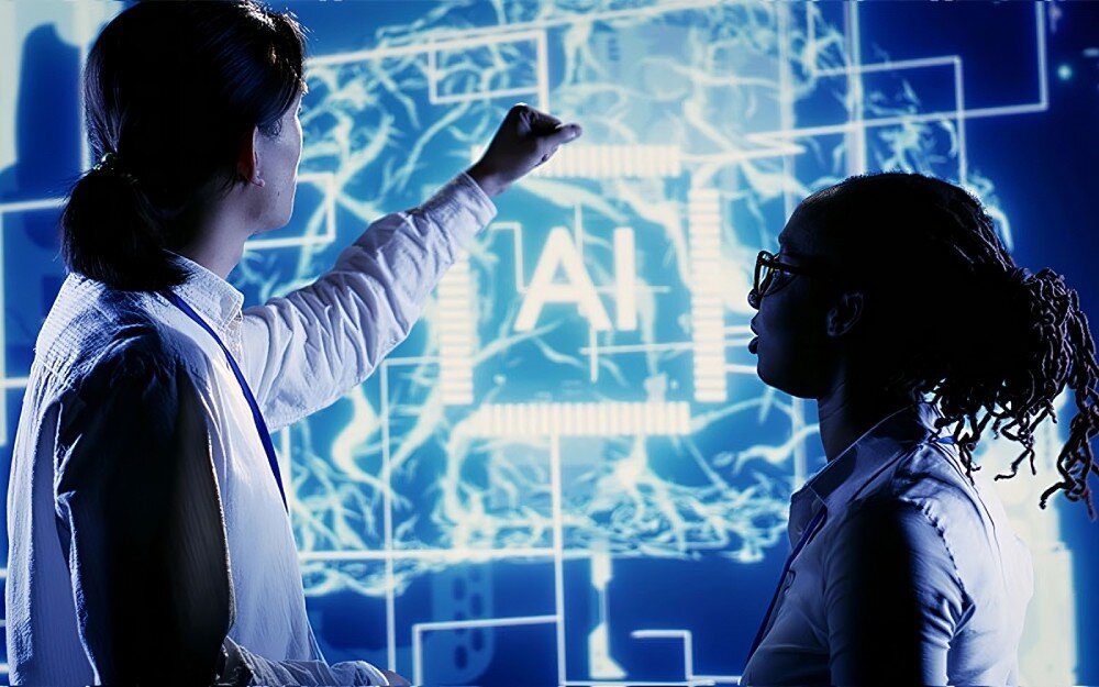 Komputer MSI EDGEXPERT-32SEU-BGB104TG5 Dwie osoby stoją przed dużym niebieskim ekranem z napisem 'AI' i schematem mózgu, jedna wskazuje na ekran ręką, obsługa modeli, łącznie komputerów