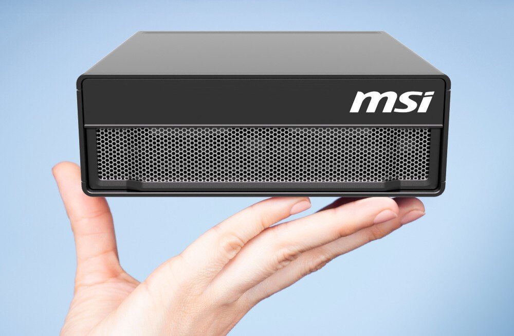 Komputer MSI EDGEXPERT-32SEU-BGB104TG5 Niewielkie czarne urządzenie komputerowe z logo MSI spoczywa na otwartej dłoni na jasnym tle, zajmując prawie całą powierzchnię dłoni, migracja projektów, oprogramowanie