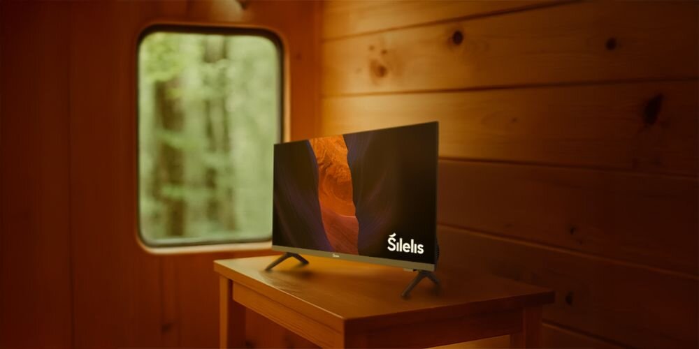 Telewizor SILELIS FHD TV-24 Slim zasilanie 12V 230V kamper jacht ciężarówka mobilne zastosowanie, telewizor stojący na stoliku w pomieszczeniu