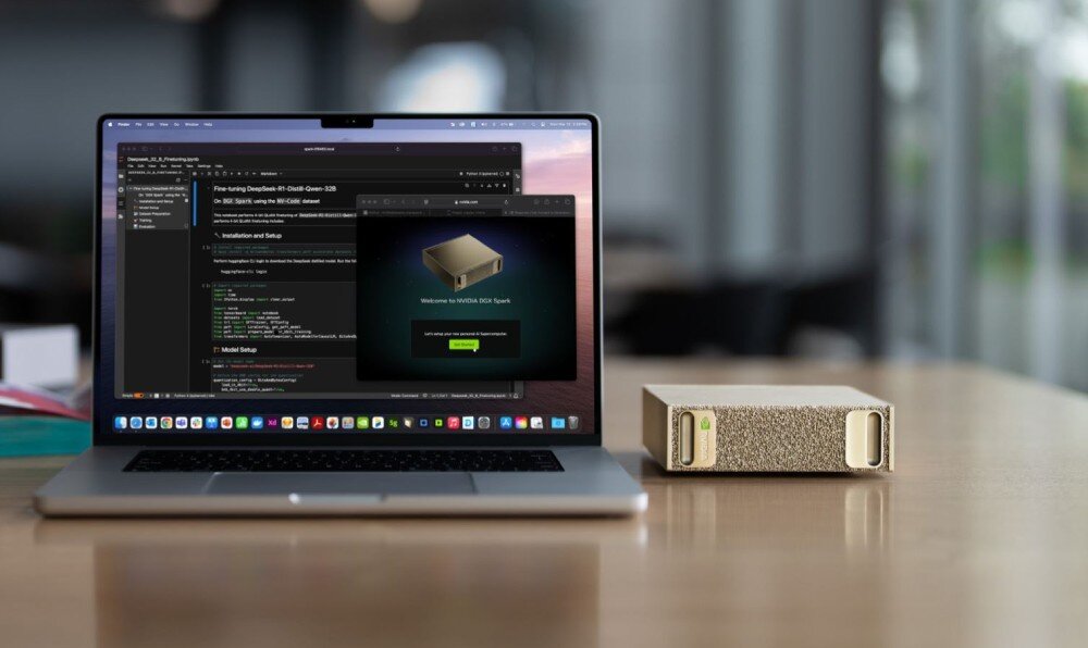 Komputer PNY DGXSPARK-FOUNEDIT-EU Laptop na biurku z uruchomionym środowiskiem programistycznym na ekranie, obok niewielkie złote urządzenie w kształcie prostokątnego pudełka z chropowatym frontem, opis