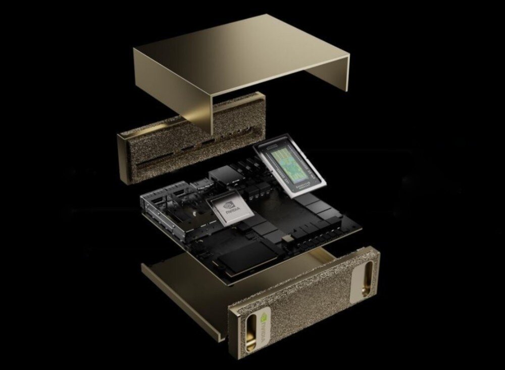 Komputer PNY DGXSPARK-FOUNEDIT-EU Wizualizacja rozłożonego na warstwy złotego prostokątnego urządzenia, z górną i dolną obudową uniesioną nad i pod płytą główną, na której znajdują się dwa prostokątne układy scalone, technologia, rdzenie, procesor