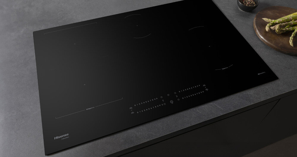 Płyta indukcyjna HISENSE HI8432BSCWF lifestyle blat front panel sterowania dekoracje kuchenne