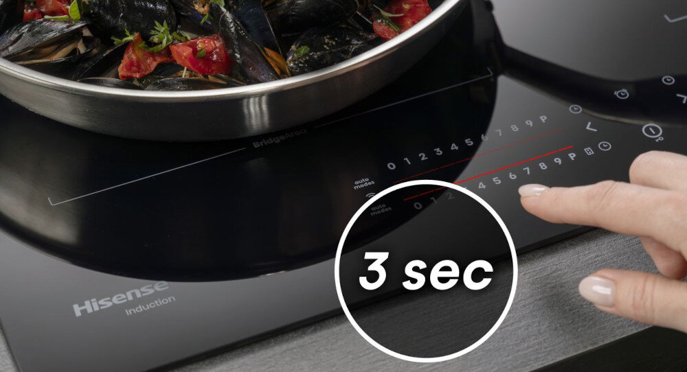 Płyta indukcyjna HISENSE HI8432BSCWF lifestyle dłoń palec panel infografika ikona czas 3 sec patelnia owoce morza Quick Boost Natychmiastowe zwiększenie mocy wzmocnienie