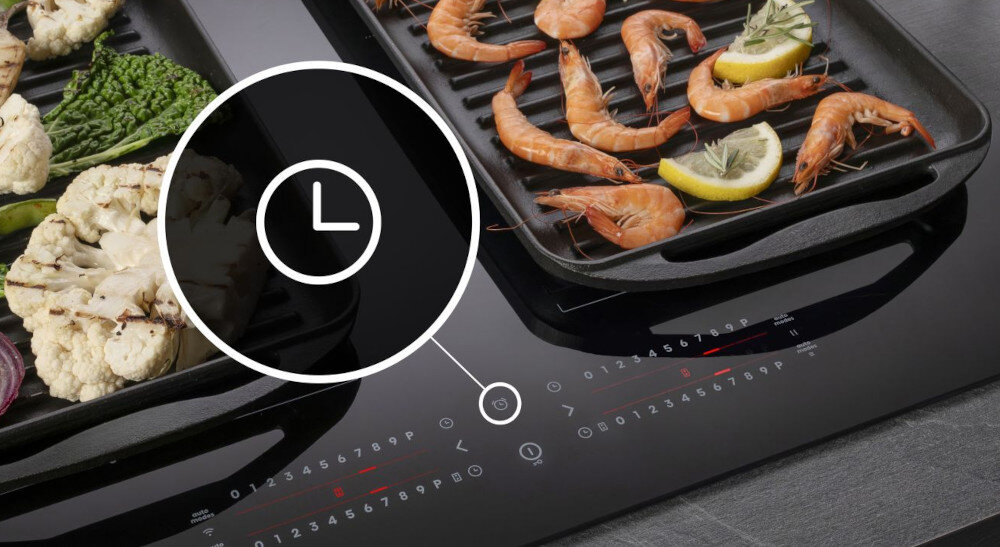 Płyta indukcyjna HISENSE HI8432BSCWF lifestyle panel zbliżenie przycisk ikona grafika krewetki patelnia warzywa brokuł Łatwy w obsłudze timer czas ustawienia timer strefowy bezpieczeństwo sygnał dźwiękowy płynna praca