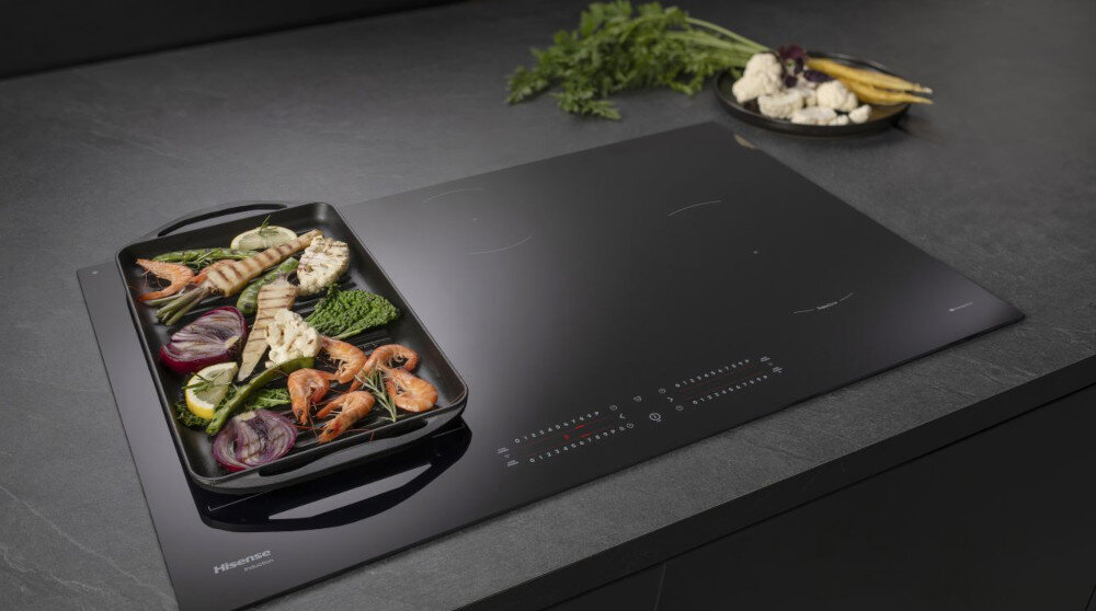 Płyta indukcyjna HISENSE HI8432BSCWF lifestyle duże naczynie niedanie panel funkcje łączenie pól duża powierzchnia Gotowanie Bridge Area