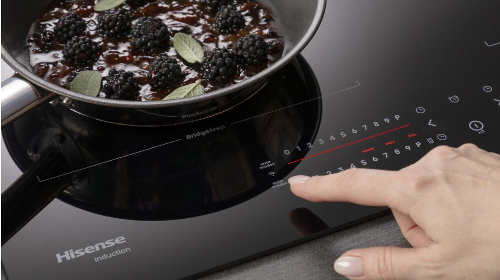 Płyta indukcyjna HISENSE HI8432BSCWF lifestyle panel dłoń palec patelnia danie Auto Programy dostosowanie mocy weryfikacja temperatury Warm, Melt i Boil