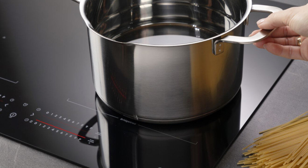 Płyta indukcyjna HISENSE HI8432BSCWF lifestyle dłoń garnek makaron panel Szybkie wykrywanie naczyń płynna cicha praca