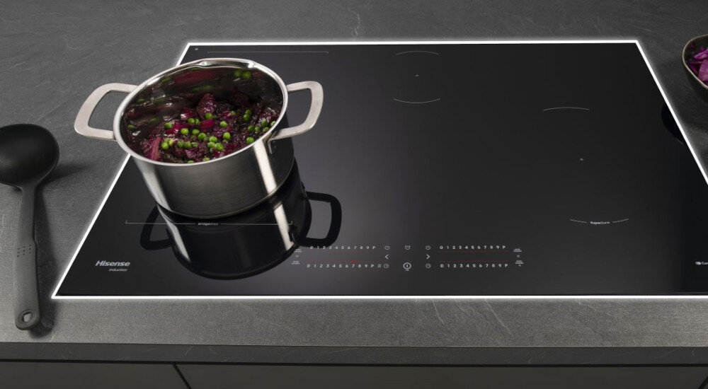 Płyta indukcyjna HISENSE HI8432BSCWF lifestyle płyta garnek danie łyżka podkreślona rama płyty Easy Installation łatwy montaż uszczelka bezproblemowa Instalacja trwałość bezpieczeństwo