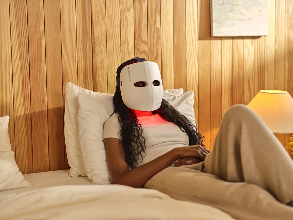 Maska LED THERABODY TheraFace Mask Glo 3 rodzaje światła, wsparcie codziennej pielęgnacji, gładszy wygląd skóry, wyrównanie kolorytu skóry