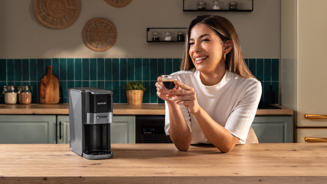 Ekspres CECOTEC Freestyle Compact Dark Aromatyczna kawa na co dzień wygląd prezentacja wizualizacja design tło