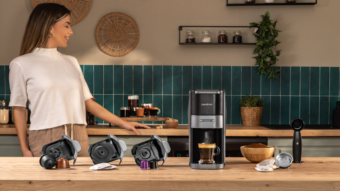 Ekspres CECOTEC Freestyle Compact Dark Uniwersalność przygotowania Obsługa kawy mielonej kapsułek Dolce Gusto, Nespresso i Senseo  swoboda wybór kawa z ulubionych marek i mieszanek smak nastrój