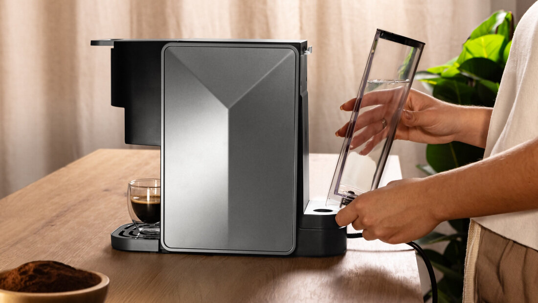 Ekspres CECOTEC Freestyle Compact Dark Wygodna pojemność wody Zbiornik 700 ml przezroczysty i wyjmowany kontrola woda ułatwienie napełnienie