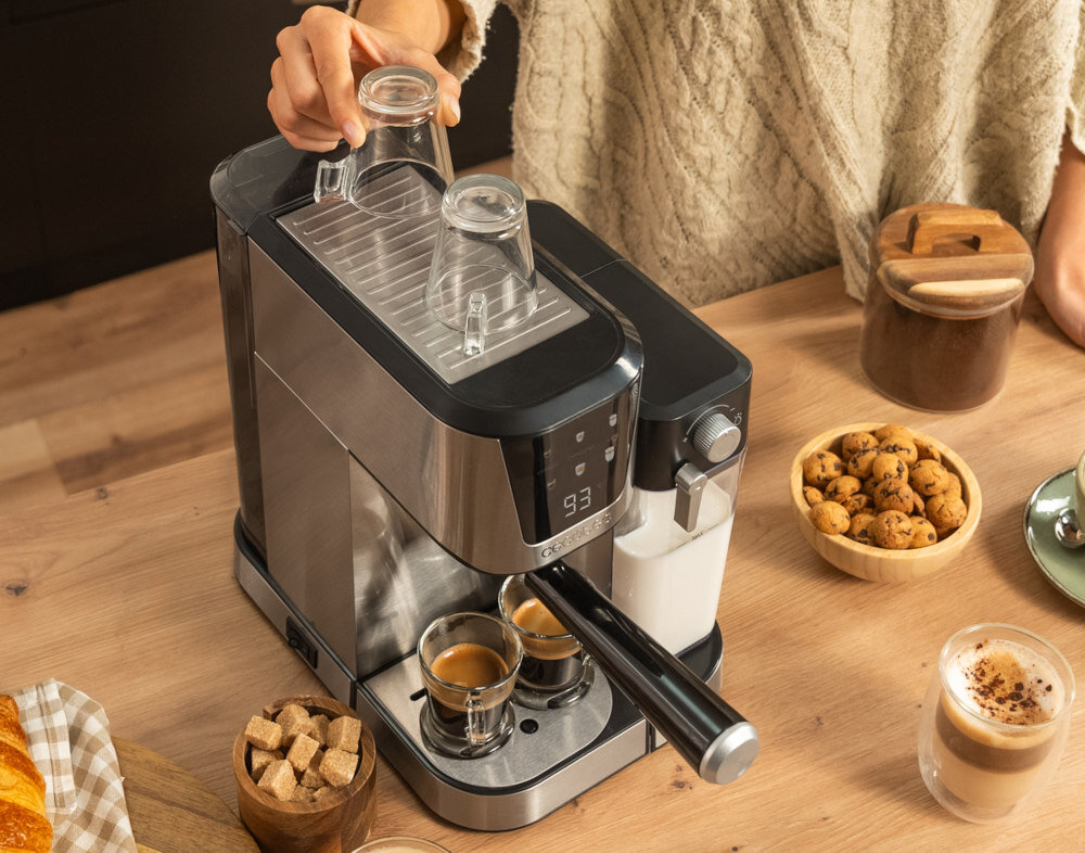 Ekspres CECOTEC Power Espresso 20 Cream Srebrny Stalowa tacka podgrzewa filiżanki filtry, ramię, łyżka z prasą i pojemnik na mleko