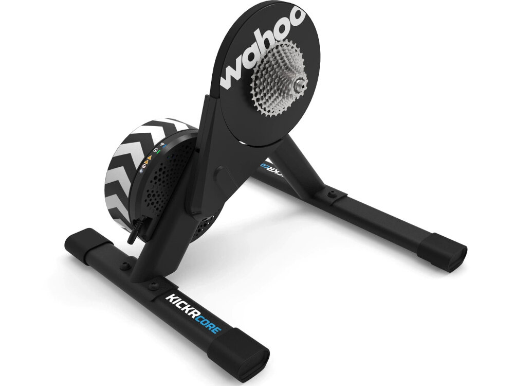 Trenażer rowerowy WAHOO Kickr Core 2 WFBKTR125-11S1128 trenażer na białym tle widoczny pod skosem realistyczny trening rowerowy w domu pomiar mocy prędkości i kadencji z obsługa aplikacji Zwift, Rouvy, SYSTM czy TrainingPeaks Virtual