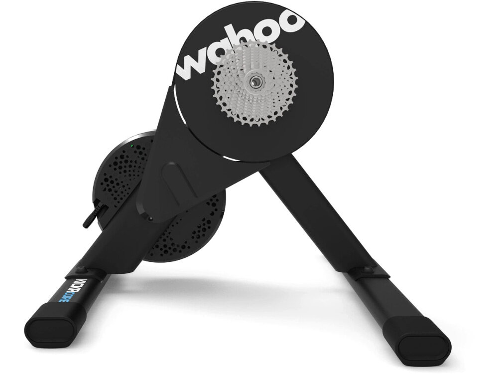 Trenażer rowerowy WAHOO Kickr Core 2 WFBKTR125-11S1128 trenażer na białym tle widoczny z boku solidna rama spłaszczony profil nóg stabilność trenażer utrzymuje rower w bezpiecznej pozycji przemyślane rozmieszczenie nóg ułatwia szybki i poprawny montaż komfort i bezpieczeństwo