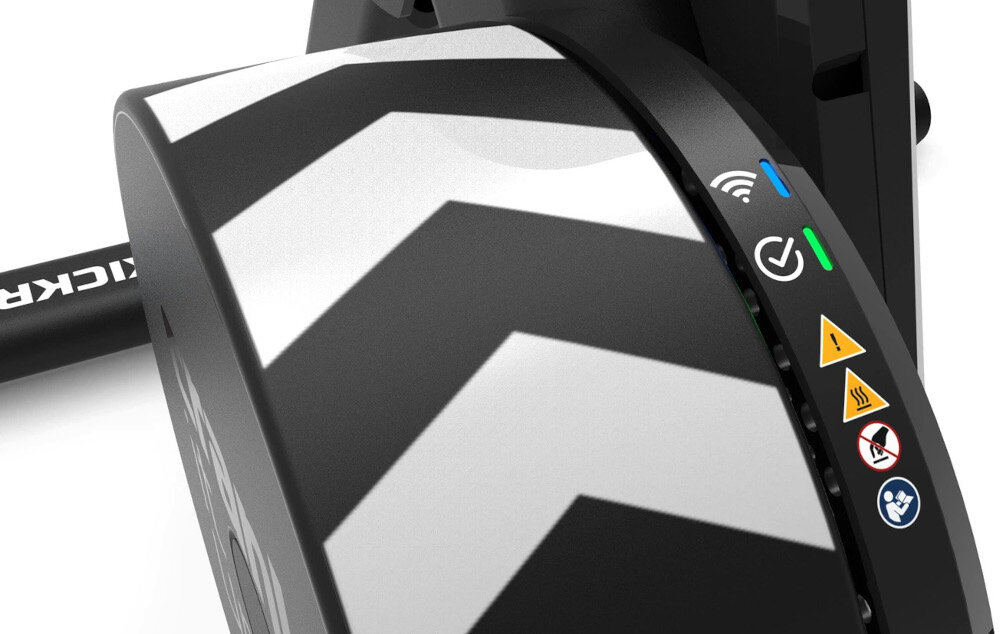 Trenażer rowerowy WAHOO Kickr Core 2 WFBKTR125-11S1128 zbliżenie na diody widok na diodę oznaczającą Wi-Fi łączność Wi-Fi stabilne i szybkie połączenie z telefonami tabletami innymi urządzeniami płynne sterowanie trenażerem pełna integracji z aplikacjami adapter Zwift Cog Click kaseta 11-rzędowa w zestawie funkcja KICKR Race Mode błyskawiczna zmiana obciążenia