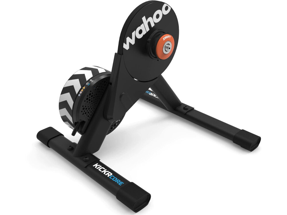 Trenażer rowerowy WAHOO Kickr Core 2 WFBKTR125-3CC trenażer na białym tle widoczny pod skosem realistyczny trening rowerowy w domu pomiar mocy prędkości i kadencji z obsługa aplikacji Zwift, Rouvy, SYSTM czy TrainingPeaks Virtual