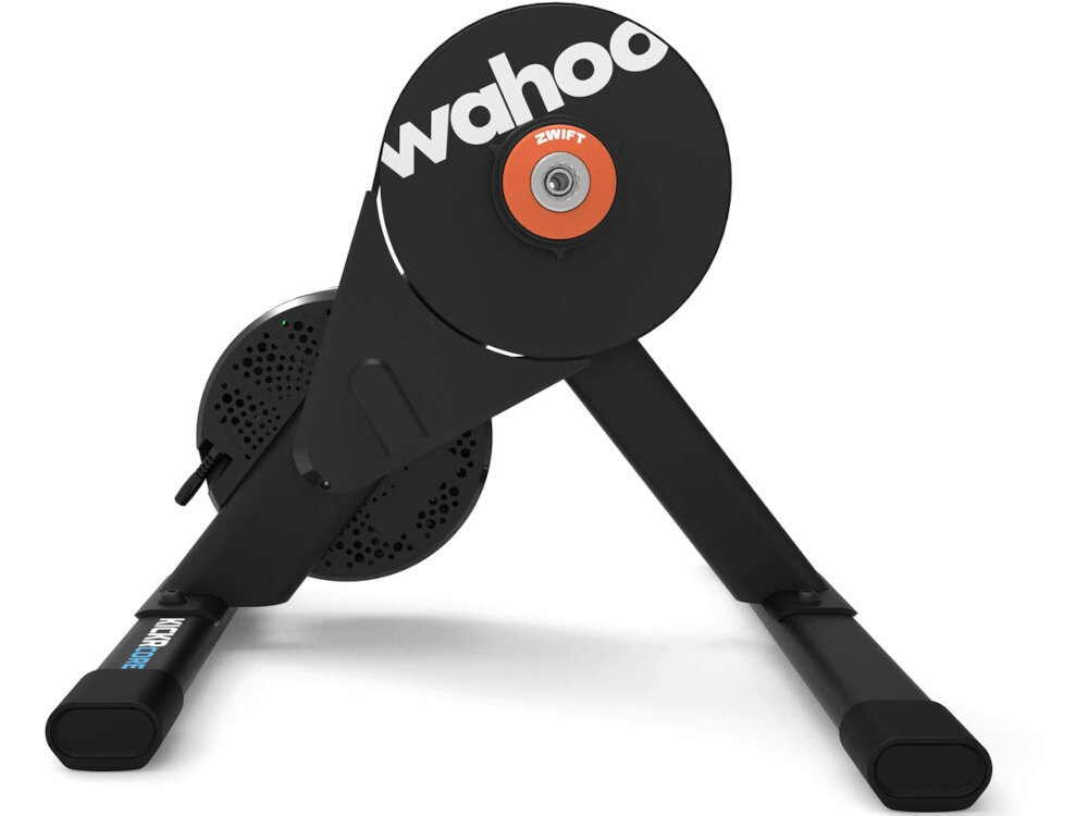 Trenażer rowerowy WAHOO Kickr Core 2 WFBKTR125-3CC trenażer na białym tle widoczny z boku solidna rama spłaszczony profil nóg stabilność trenażer utrzymuje rower w bezpiecznej pozycji przemyślane rozmieszczenie nóg ułatwia szybki i poprawny montaż komfort i bezpieczeństwo