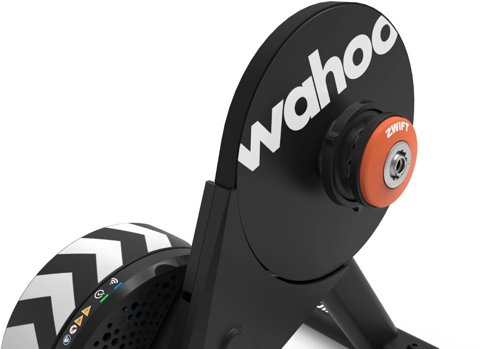 Trenażer rowerowy WAHOO Kickr Core 2 WFBKTR125-3CC trenażer na białym tle widoczny od góry zbliżenie na kasetę funkcja KICKR Bridge dane z monitorów tętna przesyłane są bezpośrednio do aplikacji przez trenaże centralna jednostka dla czujników wbudowany sensor kadencji obsługuje rowery z mocowaniem 130/135 mm QR oraz osiami 12×142 i 12×148 prześwit na hamulec tarczowy montaż różnych modeli rowerów stabilność konstrukcji