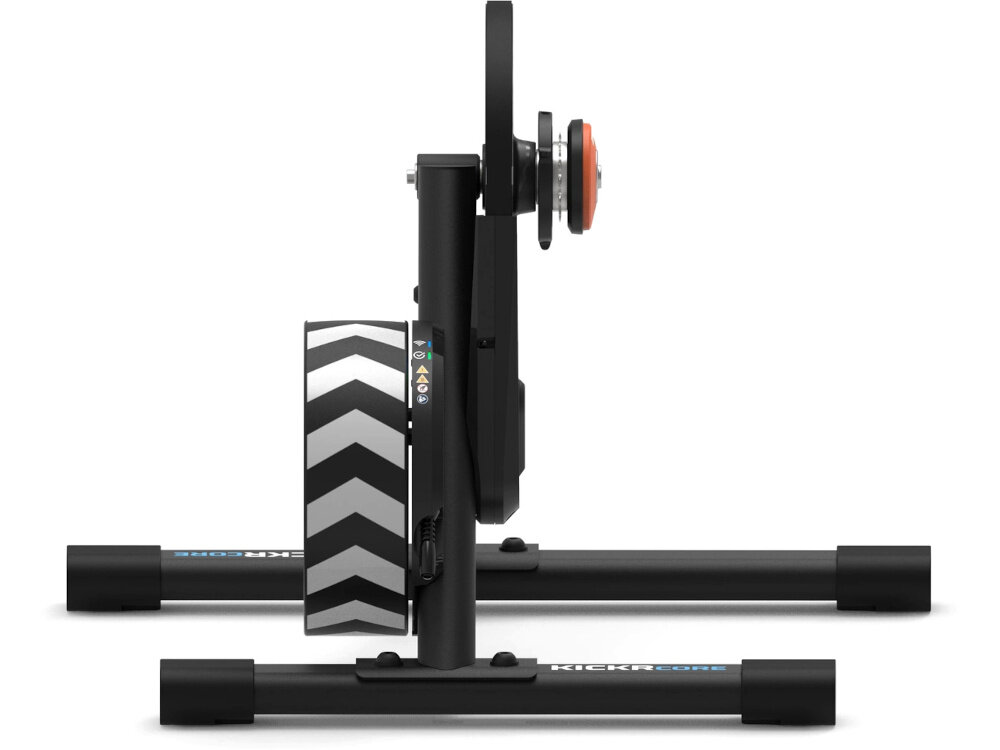 Trenażer rowerowy WAHOO Kickr Core 2 WFBKTR125-3CC trenażer na białym tle widoczny od tyłu maksymalna moc do 1800 W symulacja nachylenia od -10 do +16% pomiar parametrów jest dokładny w granicach ±2% pas napędowy oferuje płynną pracę realistyczny trening efektywną jazdę