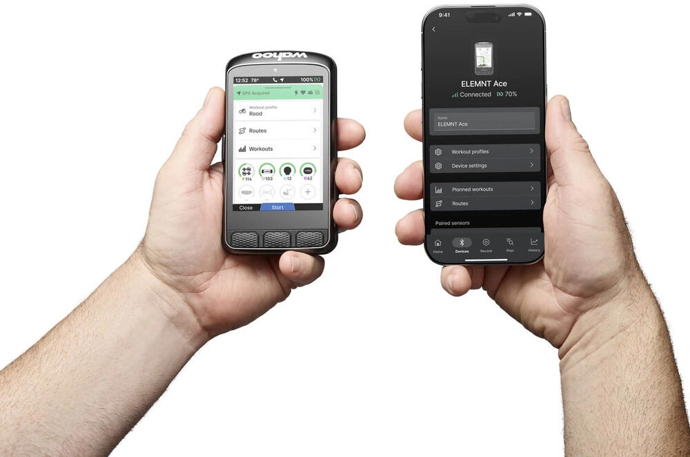 Nawigacja rowerowa WAHOO Elemnt Ace WFCC7 białe tło osoba trzyma w jednej dłoni nawigację w drugiej telefon nawigacja łączy się ze smartfonami czujnikami oraz chmurą Wahoo poprzez Bluetooth i Wi-Fi automatyczne przesyłanie danych i ustawień przechowywanie kopii zapasowych szybkie przenoszenie ustawień między urządzeniami użytkownik zabezpiecza swoje dane