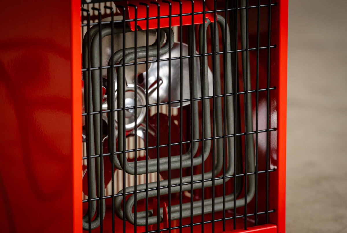 Nagrzewnica elektryczna DEDRA DED9921, wentylator, grzałka, brakzapachu, cicho, Zbliżenie na elementy grzejne i wentylator osiowy nagrzewnicy DEDRA DED9921 za osłoną.