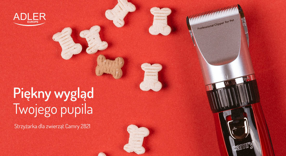 Na czerwonym tle znajduje się maszynka do strzyżenia z napisem \'Professional Clipper for Pet\' oraz kilka ciastek w kształcie kości. Widoczny jest tekst: \'ADLER EUROPE\', \'Piękny wygląd Twojego pupila\', \'Strzyżarka dla zwierząt Camry 2821\'.