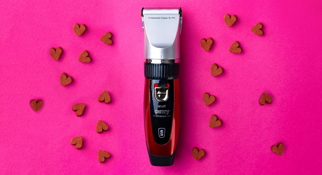 Maszynka do strzyżenia z napisem \'Professional Clipper for Pet\' oraz \'on-off camry Professional\' na różowym tle, otoczona małymi serduszkami z karmy.