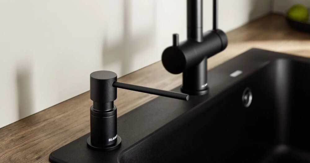 Dozownik do płynu do naczyń BLANCO Wymiary Wysokość Głębokość Szerokość średnica otworu montaż szczegóły wygląd kolor czarny wygoda solidna konstrukcja wytrzymała pompka łatwa obsługa dokładne dawkowanie 300 ml silgranit stylowo przyjemne użytkowanie