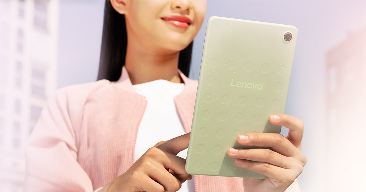 LENOVO Tab One lekki tablet 320 g ergonomiczna obudowa wygodny chwyt kompaktowy rozmiar kobieta korzysta z tabletu 