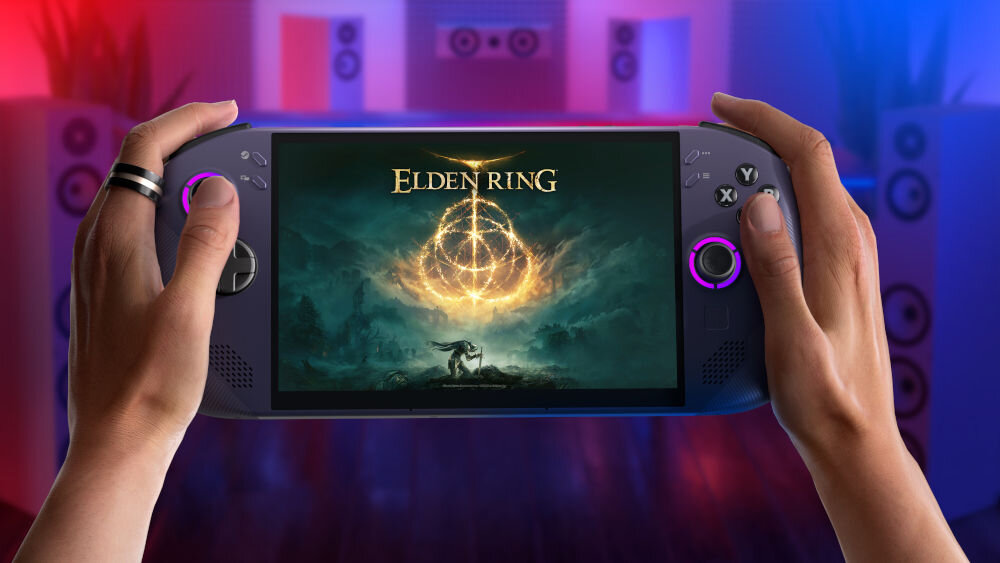 Konsola LENOVO Legion Go S Steam Os Fioletowy prezentacja konsoli trzymanej w rękach na ekranie gra w tle pokój z głośnikami z poświatą czerwonego i niebieskiego koloru wydajność mobilność gry