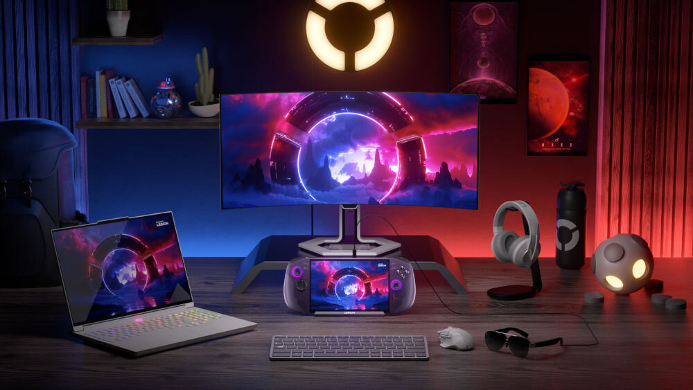 Konsola LENOVO Legion Go S Steam Os Fioletowy prezentacja konsoli na biurku obok pokazany ekosystem Lenovo ledy niebieskie i czerwone akcesoria RGB joysticki haptics komfort gry stylowy wygląd