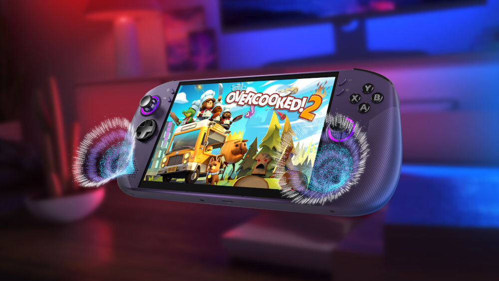 Konsola LENOVO Legion Go S Steam Os Fioletowy prezentacja konsoli pod kątem od przodu w tle pokój niebieska i czerwona poświata na ekranie gra imitacja działających głośników głośniki stereo 2W podwójny układ mikrofonowy czysty dźwięk