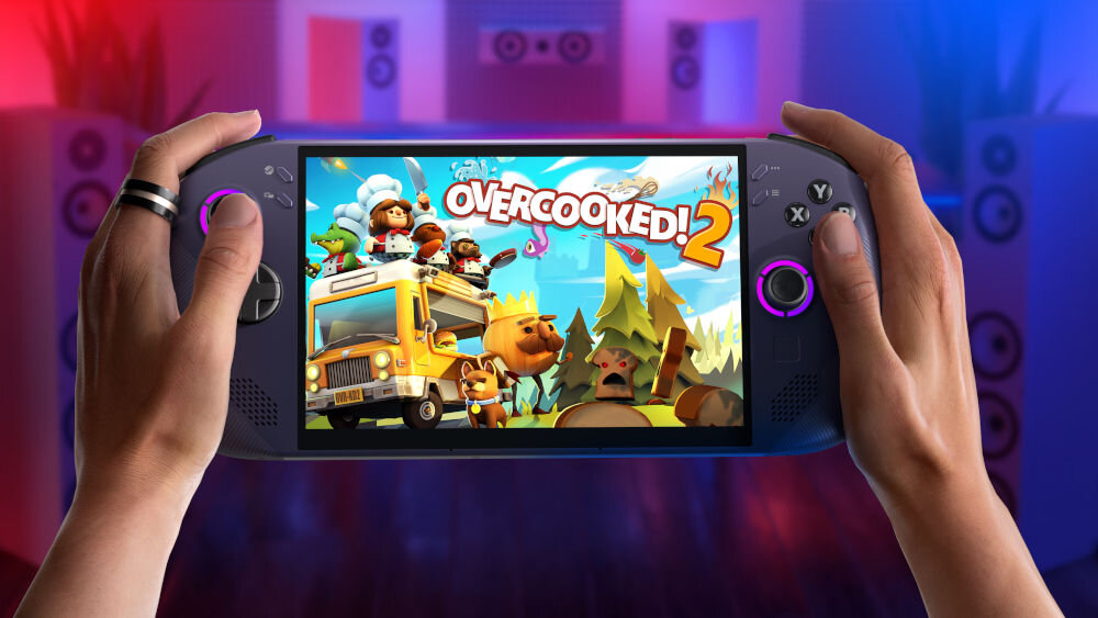 Konsola LENOVO Legion Go S Steam Os Fioletowy prezentacja konsoli trzymanej w rękach na ekranie gra w tle pokój z głośnikami z poświatą czerwonego i niebieskiego koloru kolor Nebula Nocturne wykończenie laserowe elegancki wygląd