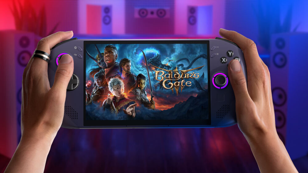 Konsola LENOVO Legion Go S Steam Os Fioletowy prezentacja konsoli trzymanej w rękach na ekranie gra w tle pokój z głośnikami z poświatą czerwonego i niebieskiego koloru dysk SSD 512 GB szybki dostęp eliminacja opóźnień