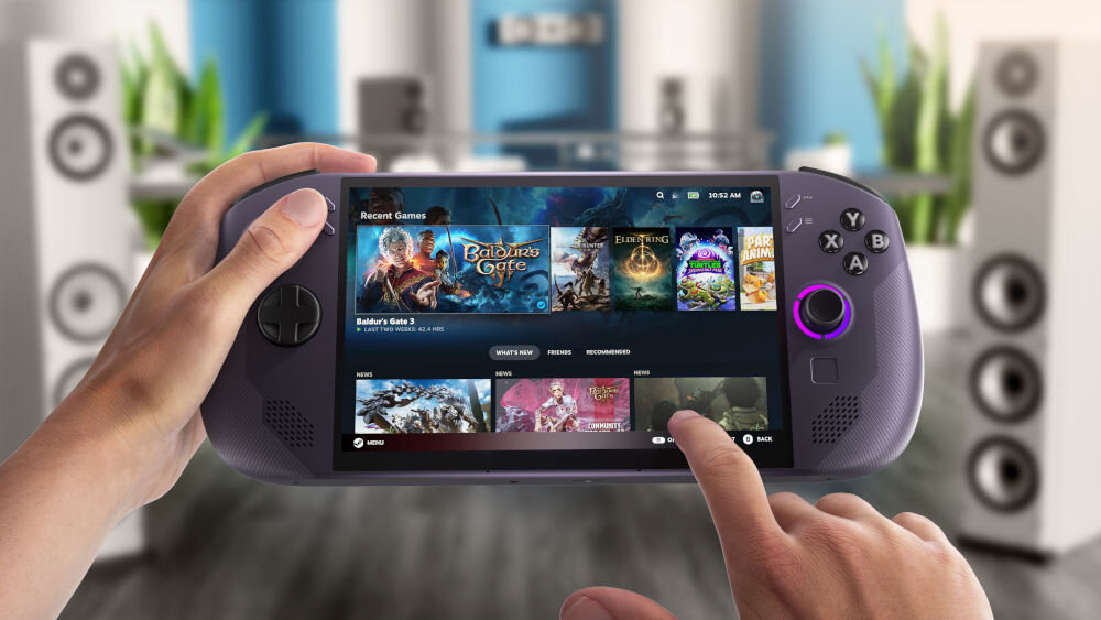 Konsola LENOVO Legion Go S Steam Os Fioletowy prezentacja konsoli podczas korzystania z niej palec na ekranie w tle pokój ekran dotykowy 10 punktów in-cell obsługa gestów