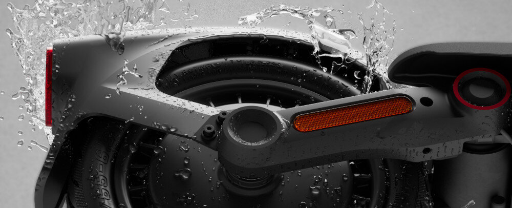 Hulajnoga elektryczna SEGWAY Ninebot F3 Pro D 70km 1200W Amortyzacja 10 cali Czarny szare tło tylne koło woda na kole klasa wodoodporności IPX6 odporność na silne strumienie wody akumulator ma stopień ochrony IPX7 pozwala na krótkotrwałe zanurzenie w wodzie bez uszkodzeń bezpieczeństwo i trwałość