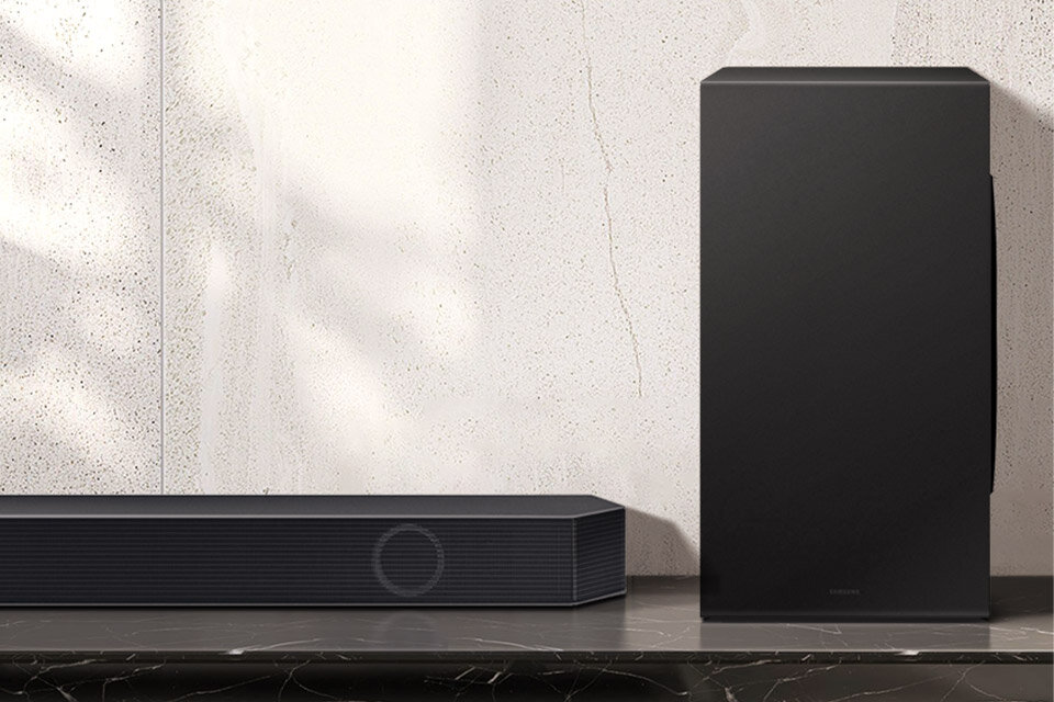 Czarny soundbar i sobwoofer na tle jasnej ściany