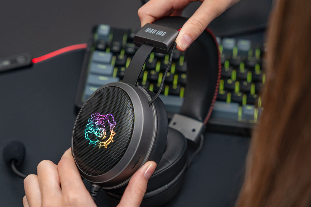 Słuchawki MAD DOG GH600K na tle klawitury gamingowej regulowany pałąk dopasowanie