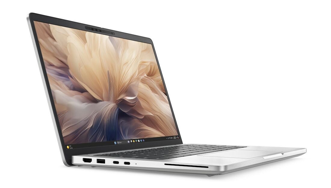 Laptop z otwartym ekranem, na którym widoczna jest abstrakcyjna grafika w odcieniach beżu. Obudowa jest srebrna, a na boku znajdują się różne porty.