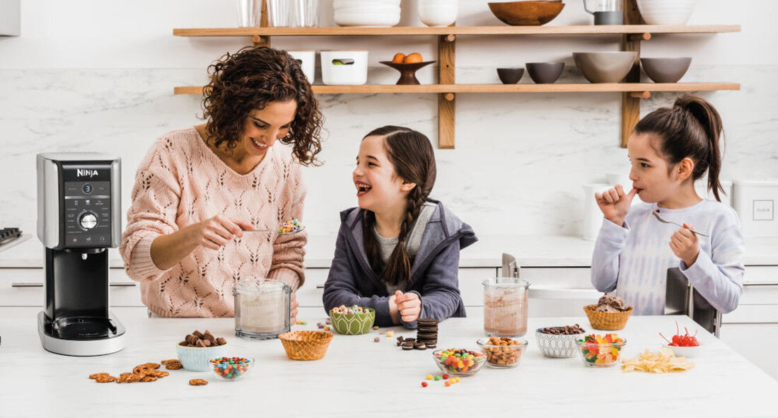 Maszynka do lodów NINJA Creami Deluxe NC502EU na Twoich zasadach przygotowanie lodów i shake'ów proteinowych, wegańskich sorbetów czy deserów bez cukru książka z przepisami inspiracje na stronie Ninja Kitchen